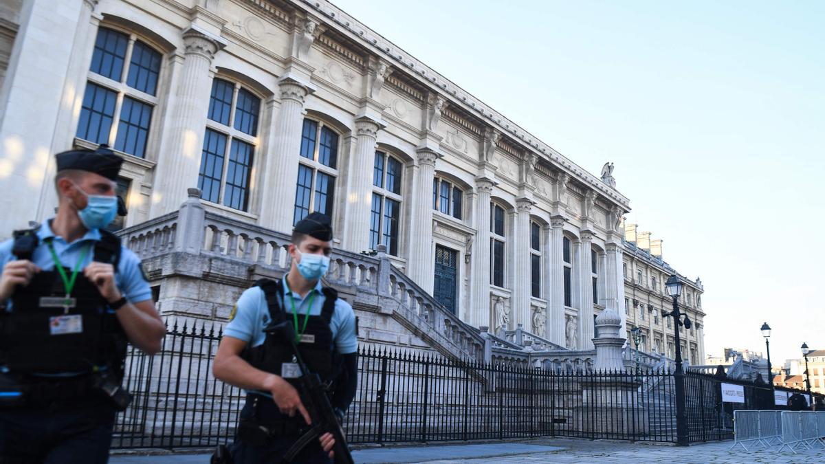 Archivo - Vigilancia policial junto al Palacio de Justicia de París