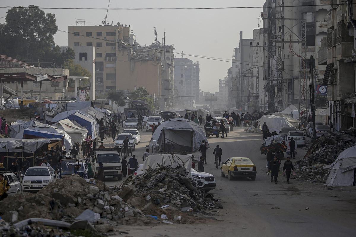 Desplazados gazatíes del norte en tiendas en la Ciudad de Gaza.