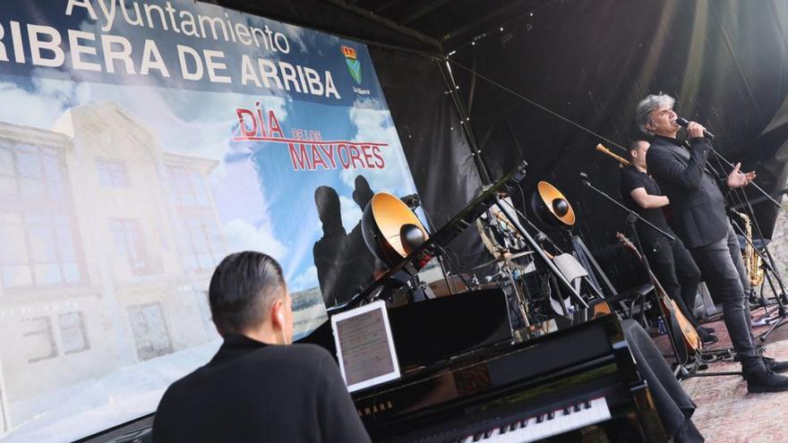 Nando Agüeros y su &quot;Viento del norte&quot; triunfan en Ribera de Arriba: así fue su actuación por el &quot;Día de los Mayores&quot;