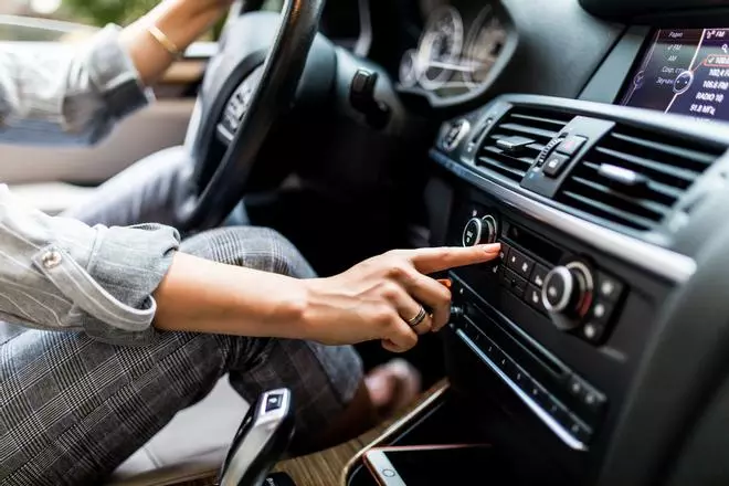 El gadget multifunción para escuchar música en el coche sin instalar nada