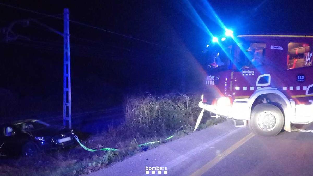 El vehicle, enmig de les vies del tren després del xoc múltiple a Celrà.