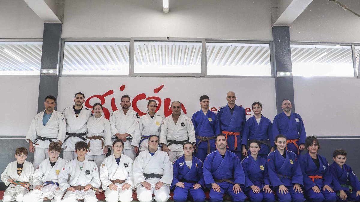 Alumnos y profesores del Club de Judo Senshi