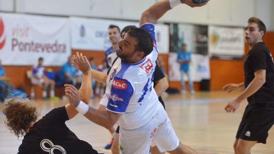 Un jugador del Cisne lanza a portería ante la defensa del Alcobendas. // G. Santos