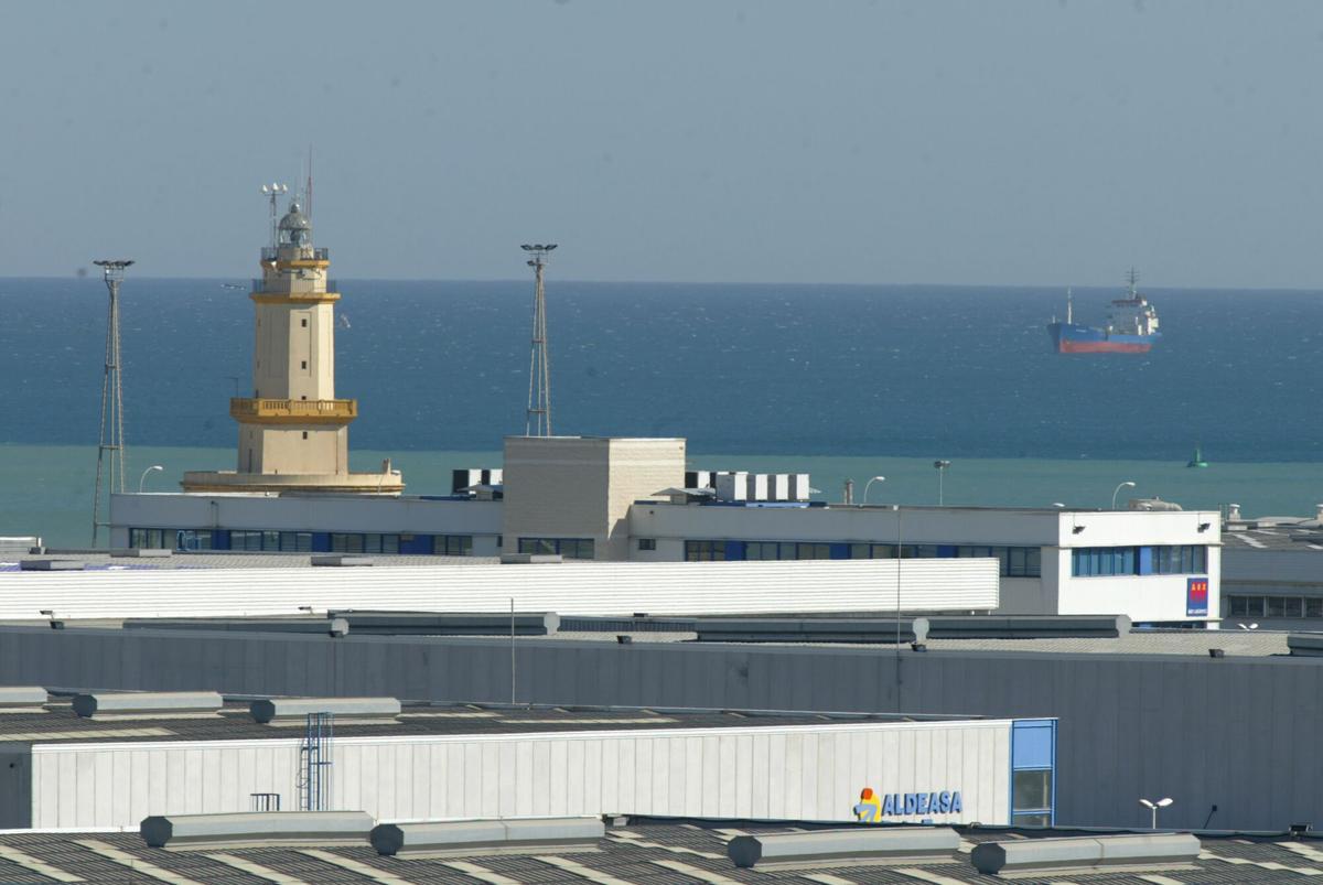 BARCELONA 17/02/06 EL FARO DEL LLOBREGAT VISTO DESDE LAS OFICINAS DEL ZAL FOTO ALBERT BERTRAN. PUERTOS MARITIMOS , BARCELONA , FAROS ,FARO DEL LLOBREGAT _ ENTERO , PLANO _ EDIFICIO