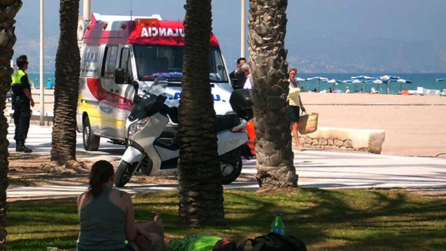 Un policía junto a la ambulancia donde el SAMU intentaba reanimar a la bañista.