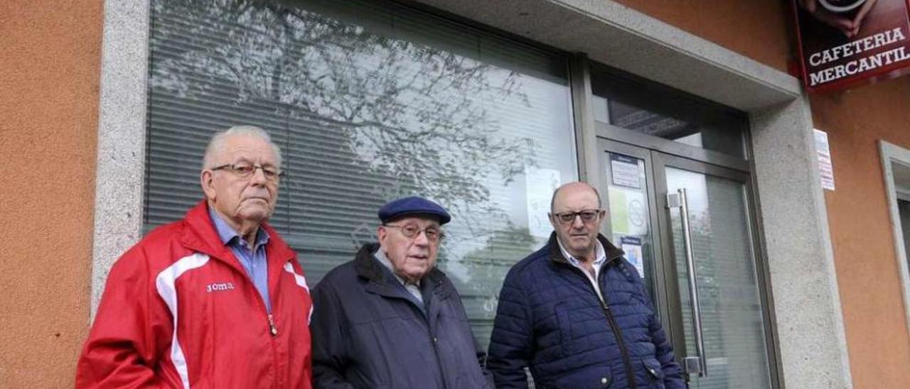 Serafín Rey, Juan Froján y Manuel Frieiro, tres de los socios fundadores, ante el Mercantil. // Noé Parga