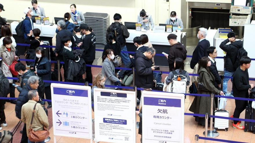Usuarios de All Nippon Airways, ayer, en el aeropuerto japonés de Haneda, en Tokio. | Jiji Press / Efe