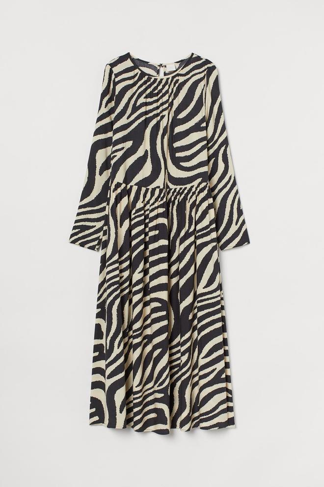 Vestido midi con estampado de cebra, de H&amp;M (24,99 euros)