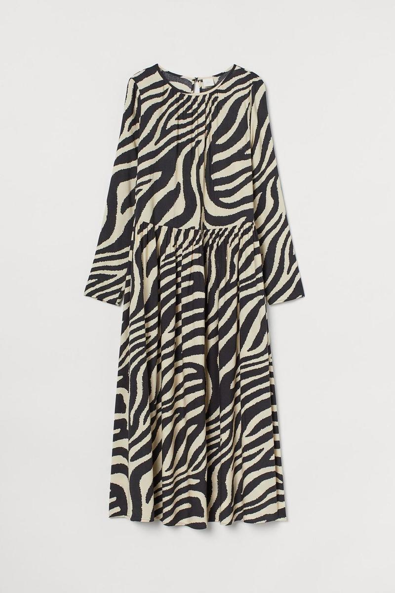 Vestido midi con estampado de cebra, de H&M (24,99 euros)