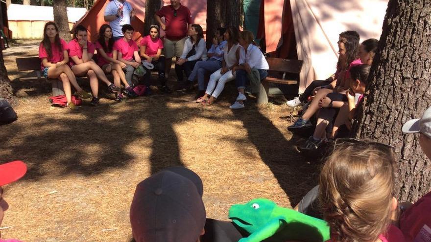 Políticos y voluntarios durante la reunión en el campo de trabajo de Cíes.