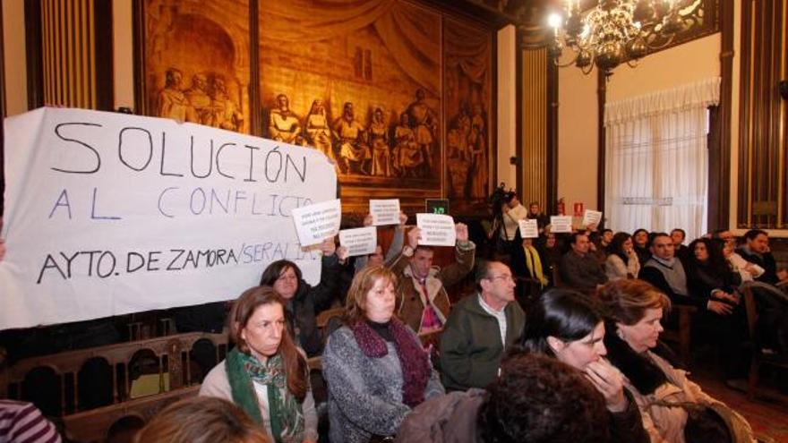 Padres de alumnos y trabajadoras de Seralia se manifiestan durante el Pleno del Ayuntamiento.