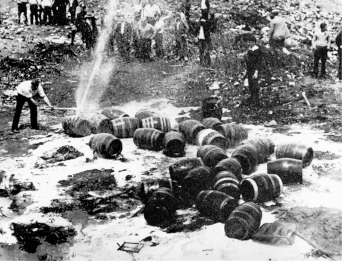 Durante la Prohibición fue frecuente la destrucción de reservas de alcohol ilegal.