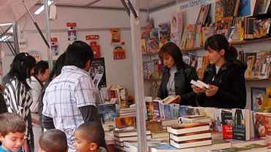 La Feria del Libro se clausura con títeres y cuentacuentos