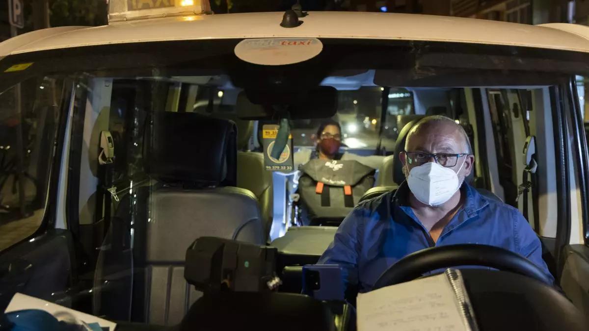 Un taxista adaptado en València, en una imagen de archivo.