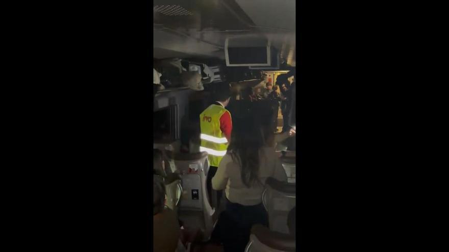 Un empleado del tren pide calma y colaboración a los pasajeros tras el accidente de tren de Córdoba