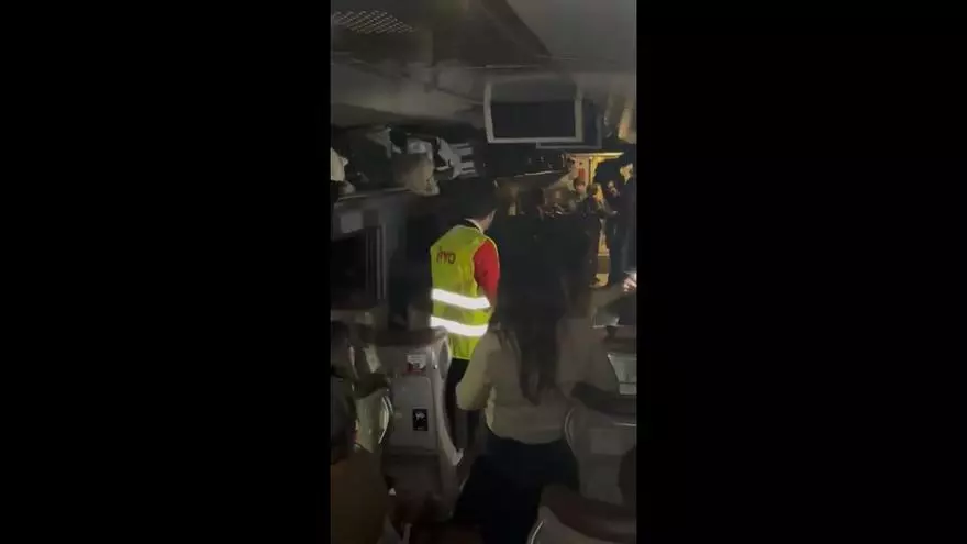Un empleado del tren pide calma y colaboración a los pasajeros tras el accidente de tren de Córdoba