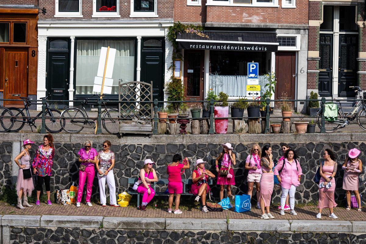 Celebran el desfile anual del orgullo LGTB+ por el Canal en Ámsterdam