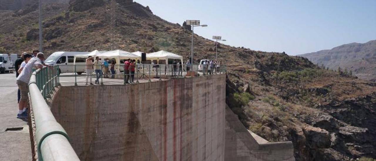 Visita de los participantes en las XII Jornadas Españolas de Presas al muro del embalse de Soria. | | LP/DLP