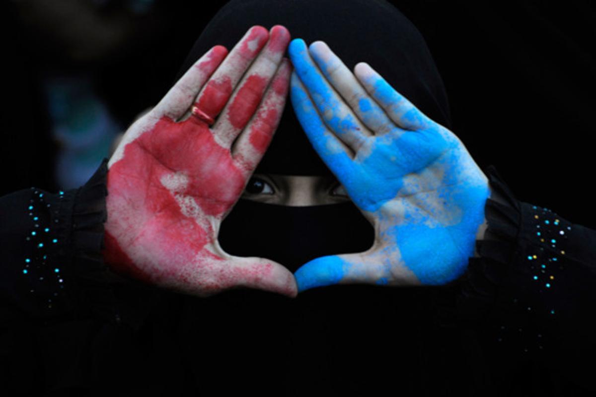 Una dona mostra les mans pintades durant una protesta al Iemen. El vermell i el blau simbolitzen sang i pau, colors amb els quals els manifestants reclamen l’expulsió del president iemenita Ali Abdul·la Salih.