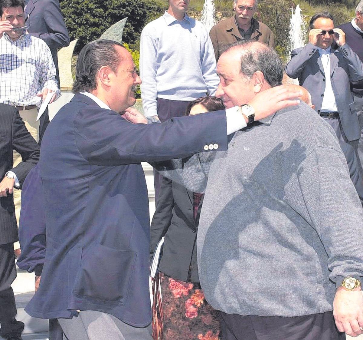 La vida de Julián Muñoz ha estado marcada por su polémica trayectoria política en el GIL; sus continuas idas y venidas a los tribunales y la cárcel debido a sus múltiples causas abiertas.