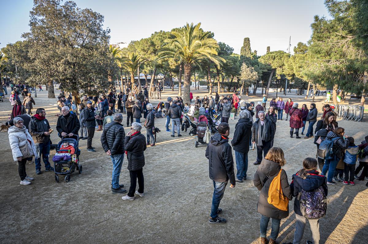 Vecinos del Eixample se manifiestan por primera vez en el parque Joan Miró contra la tala de 170 árboles por las obras de unión del FGC