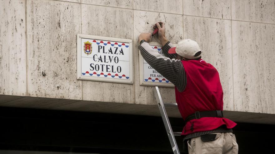 Un operario cambia la placa de la plaza Calvo Sotelo, paralizada posteriormente en los juzgados