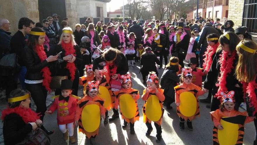 Niños de la guardería recorren las calles de la ciudad durante el desfile de chupetines del pasado año.