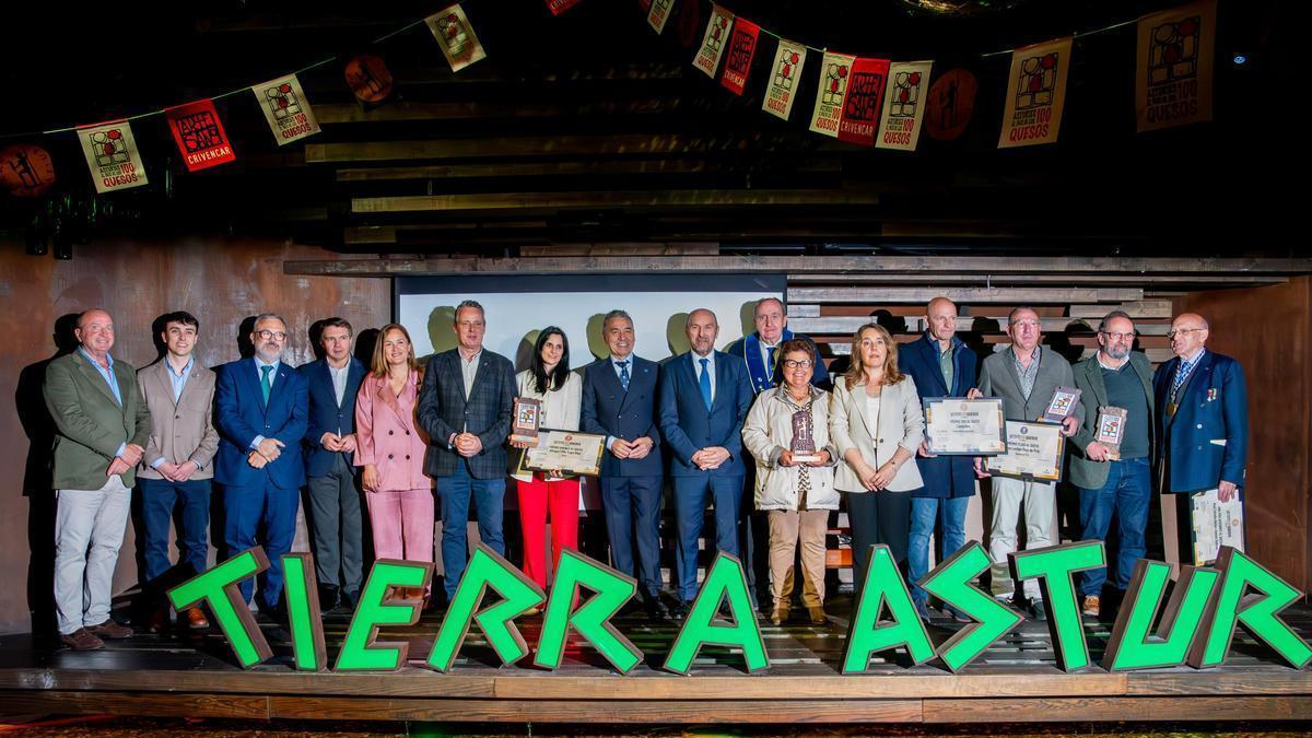 Foto de familia de los premiados, responsables de Tierra Astur, empresarios, políticos y resto de asistentes al acto, en Oviedo.
