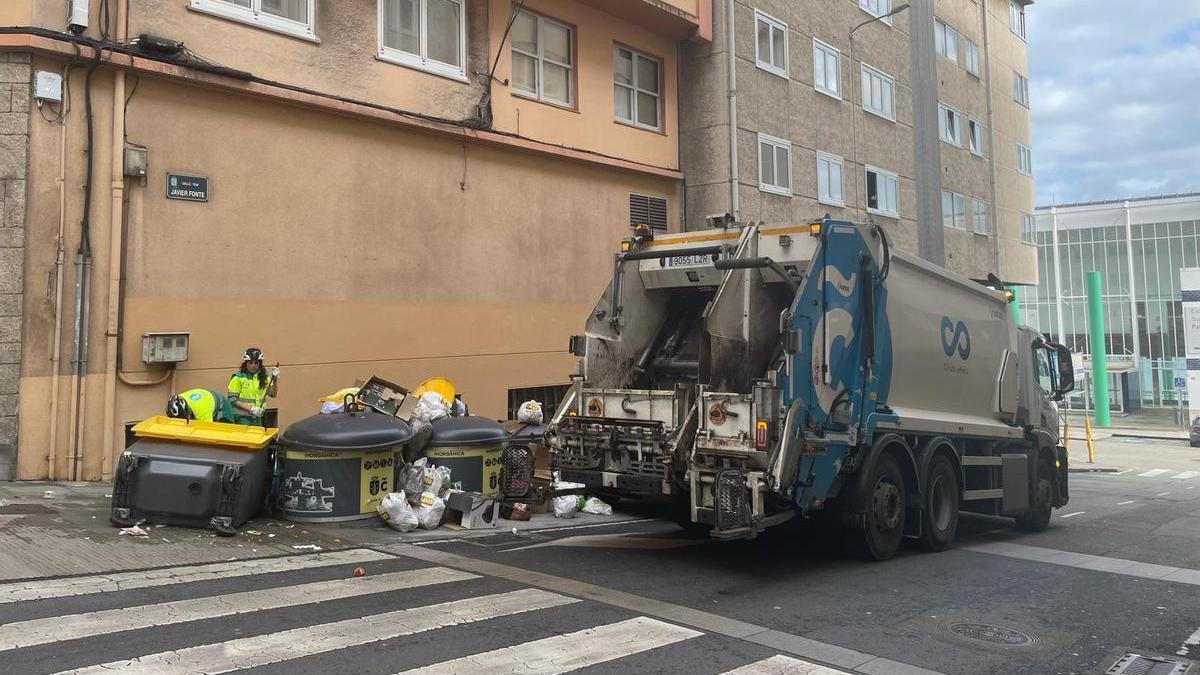 Recogida de basura esta mañana en la calle Javier Fonte, en la esquina con Orillamar.