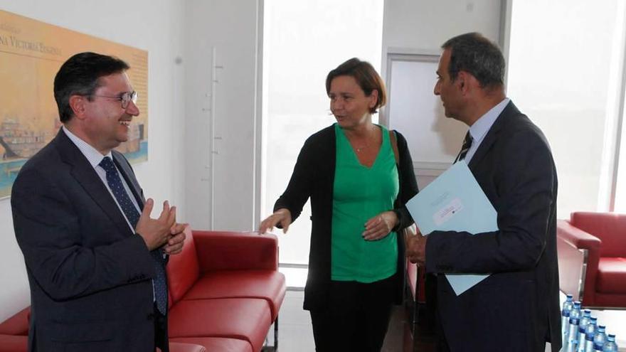 Carmen Moriyón, entre el presidente del Puerto, Laureano Lourido, y el consejero de Infraestructuras, Fernando Lastra.