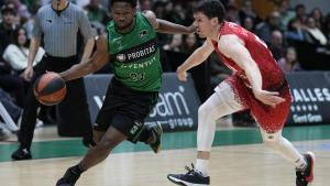 El base dominicano del Joventut Andrés Feliz (i) intenta superar a Dani Pérez, del BAXI Manresa