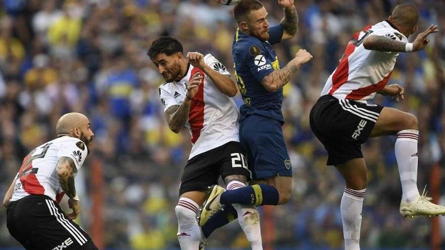 Una jugada del partido de ida entre Boca Juniors y River Plate.