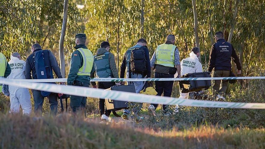 Los especialistas de la Guardia Civil se dirigen al lugar donde se halló el cuerpo de Laura Luelmo.