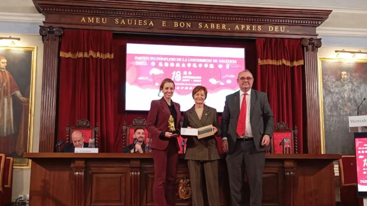Silvia Tomás, directora de Relaciones Institucionales de Prensa Ibérica en Valencia, recoge el reconocimeinto en reprentación de Levante.