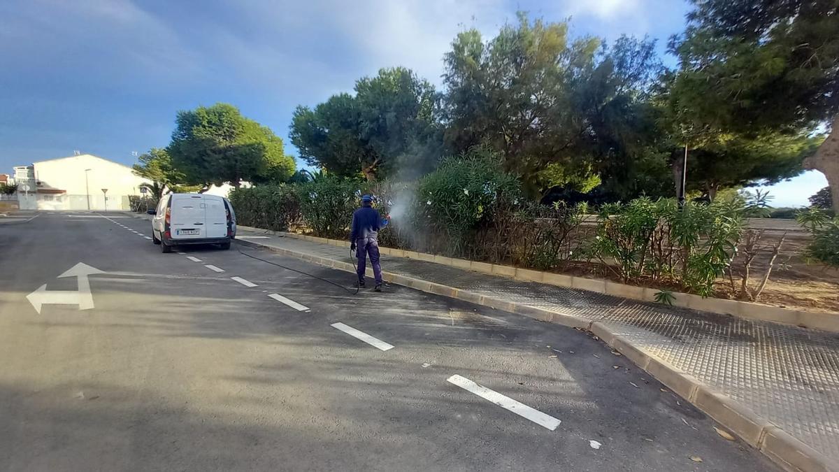 Labores de fumigación contra la proliferación de mosquitos en San Pedro del Pinatar.