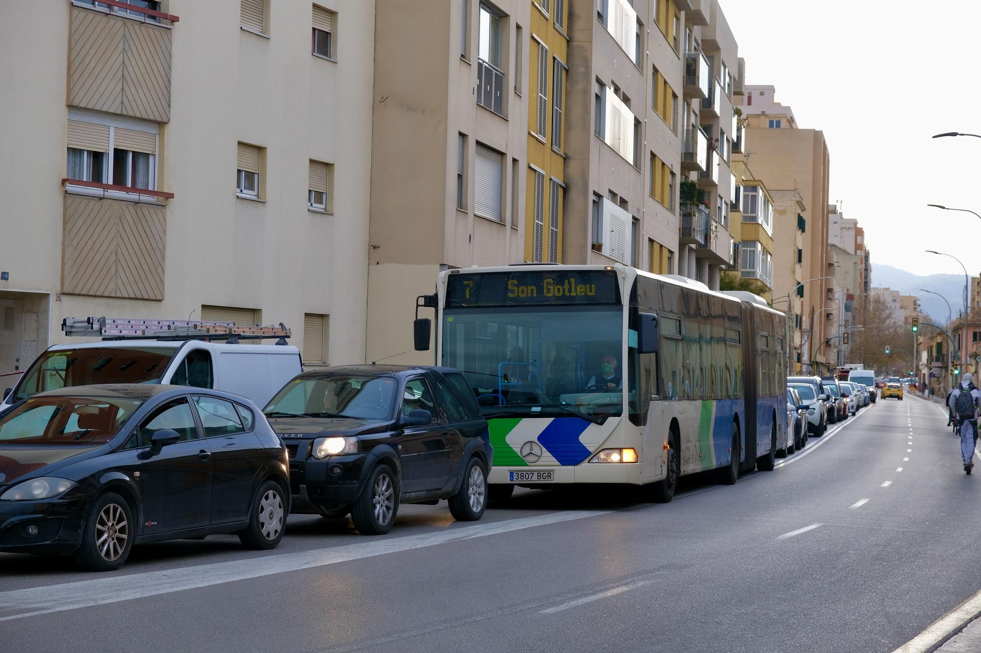 Monumental atasco en la calle Manacor de Palma por las obras de asfaltado