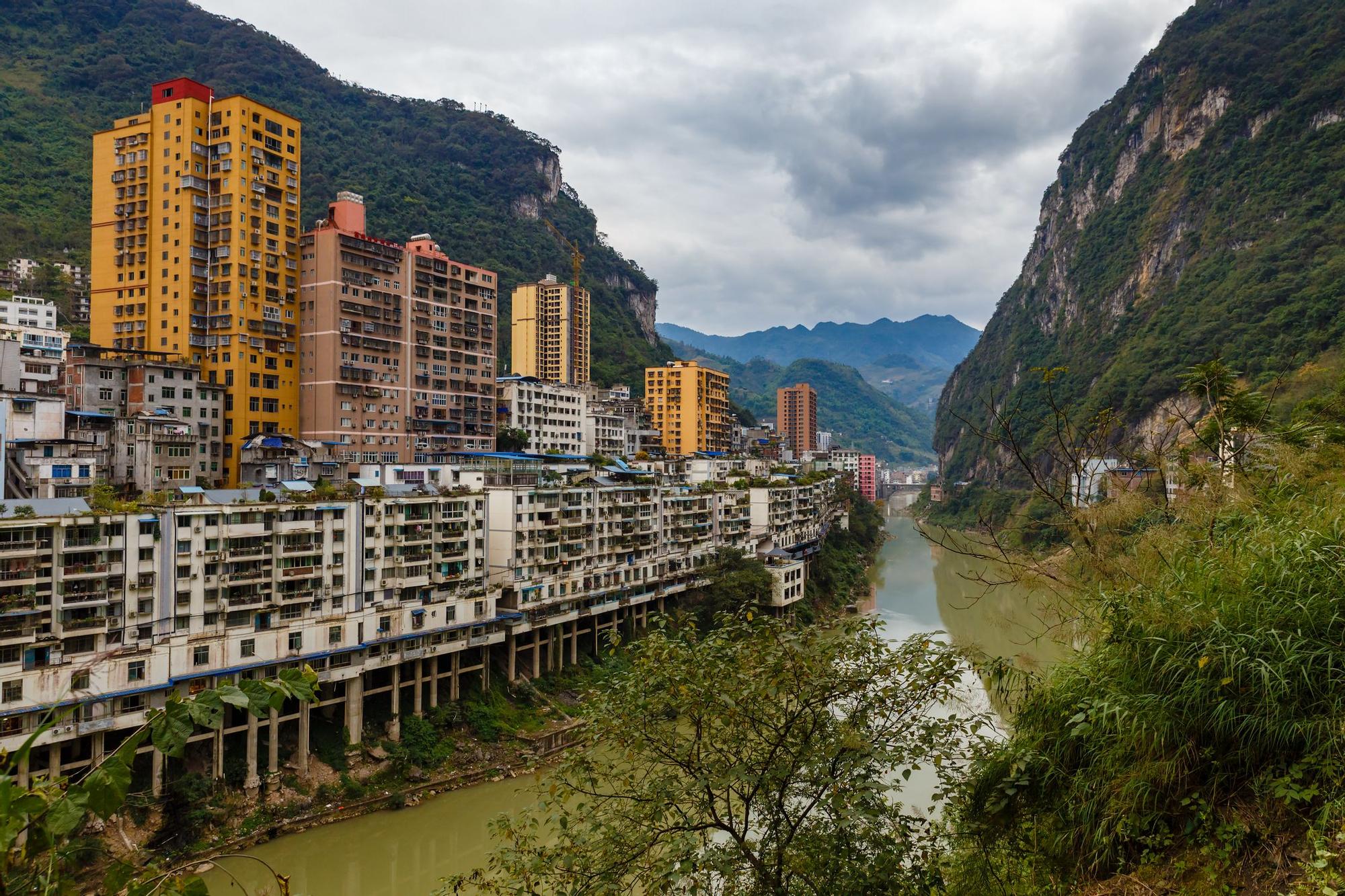 La ciudad más estrecha del mundo está dividida por un río central y rodeada de montañas