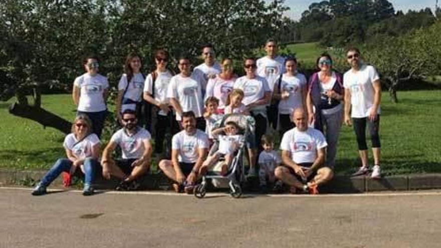 Foto de familia de la peña &quot;El Marraxo&quot; en Arquiella (Perlora).