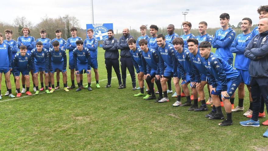 La plantilla y el cuerpo técnico del Juvenil A, ayer en la ciudad deportiva de Abegondo antes del entrenamiento. |  // CARLOS PARDELLAS