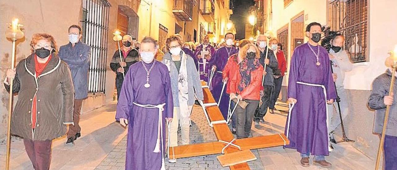 Numerosos vecinos participaron en el Vía Crucis por las calles del centro.