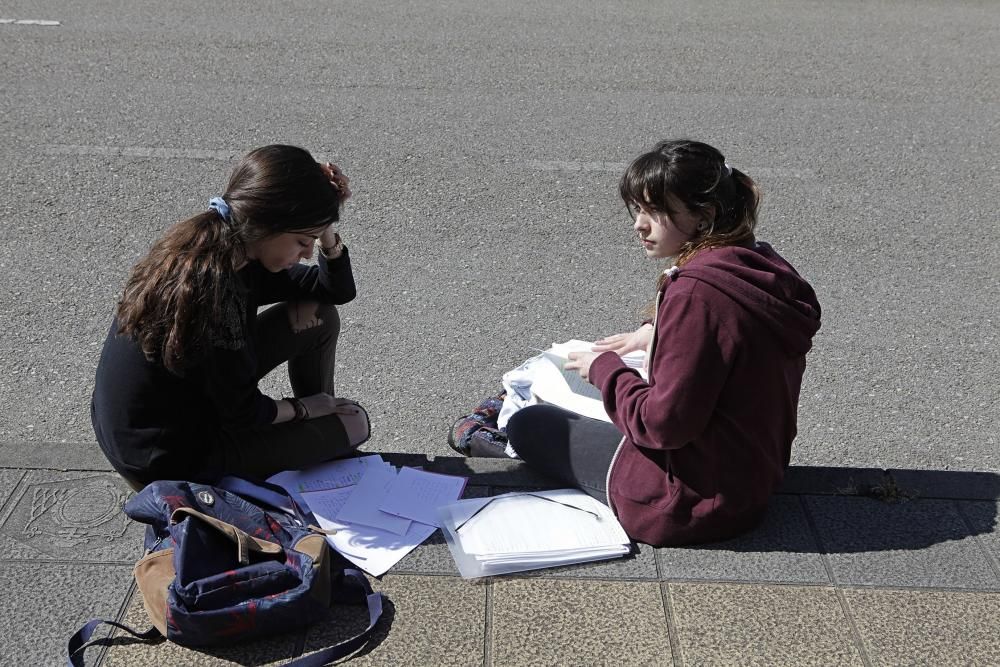 Alumnos se examinan de la PAU en Gijón