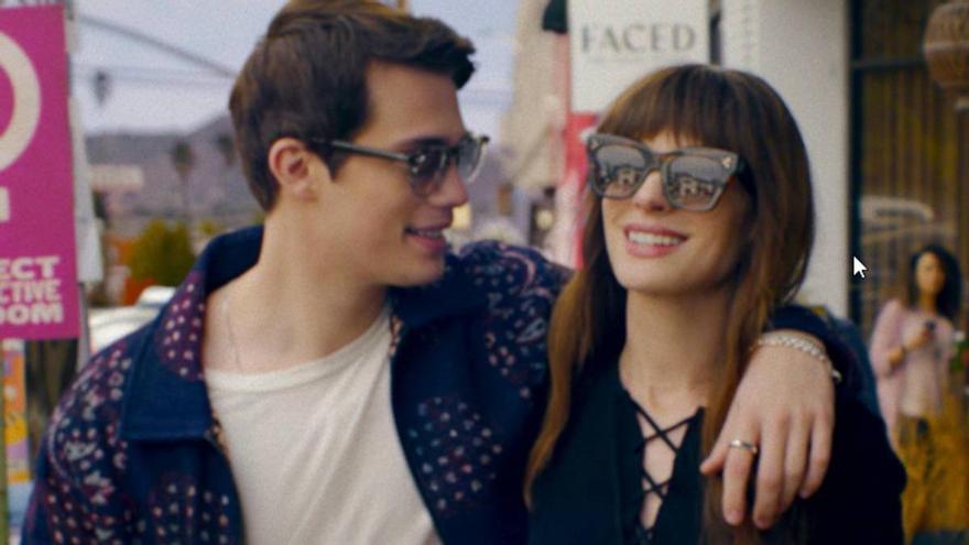 Fotograma de la película 'La idea de tenerte' con anne Hathaway y Nicholas Galitzine