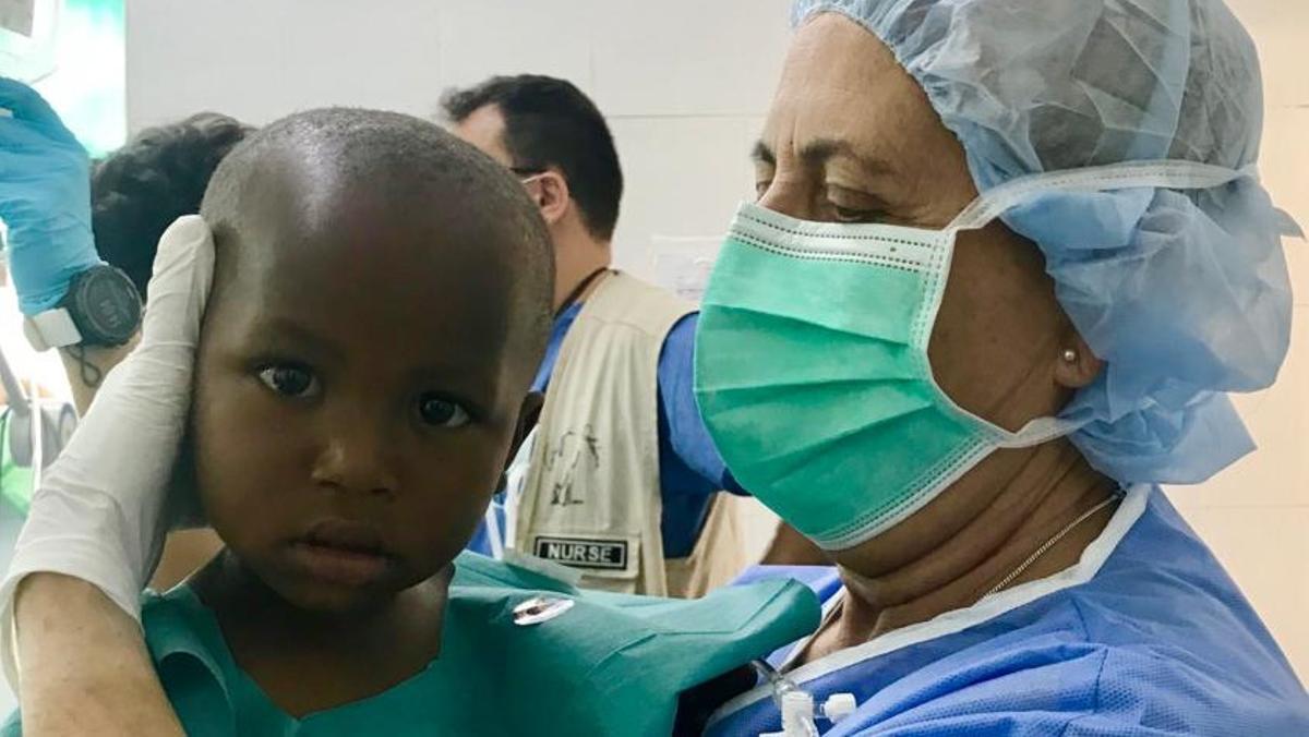 Malformaciones, tumores y bocios: la cirugía solidaria que salva vidas en África
