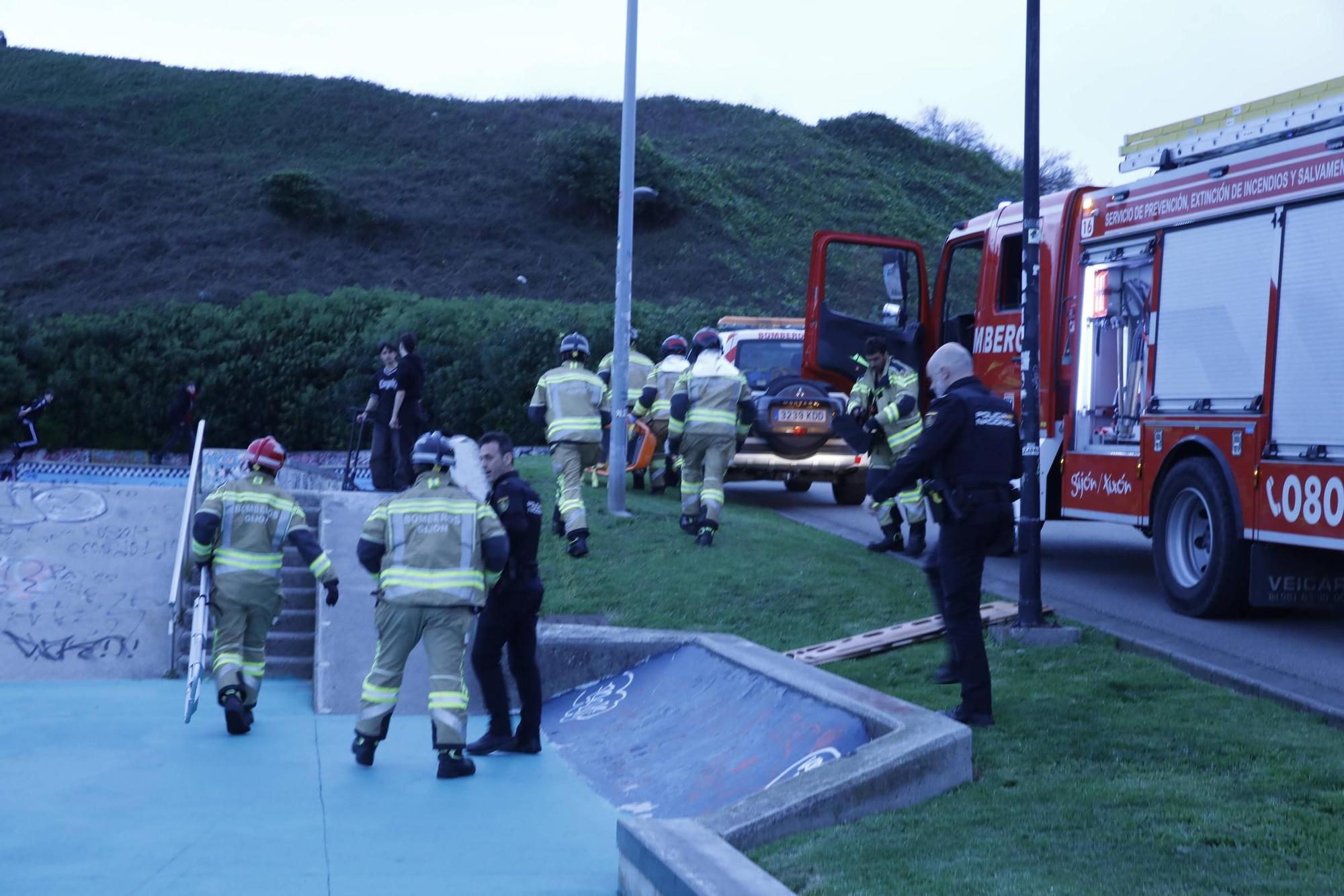 Así fue el amplio operativo para rescatar de las rocas a un hombre ebrio en Gijón (en imágenes)