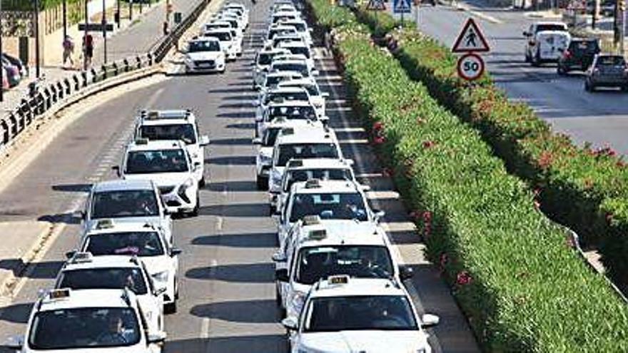 Caravana de taxis en el primer cinturón en protesta por las VTC que compiten con ellos en la Península.