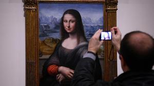 Un visitante del Prado fotografía la copia de la ’Mona Lisa’ que hay en el Prado, la más antigua que se conserva.