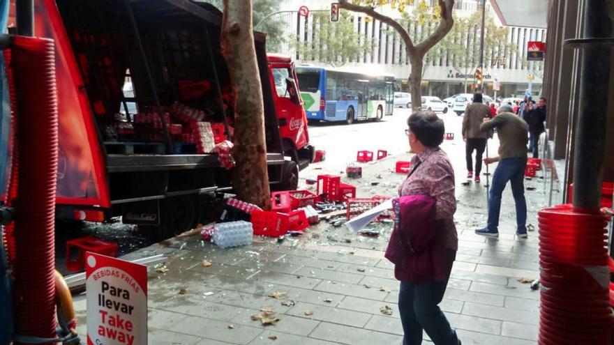 Un camión pierde la carga en Las Avenidas tras chocar contra un árbol