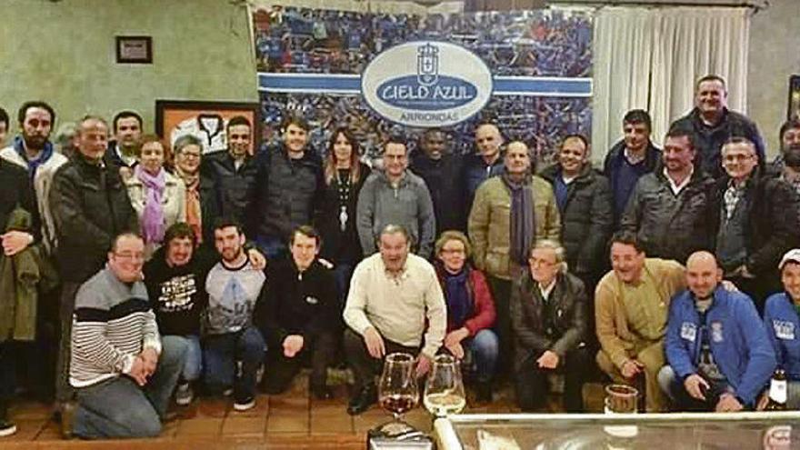 Los asistentes al aniversario de la Peña Oviedista Cielo Azul.