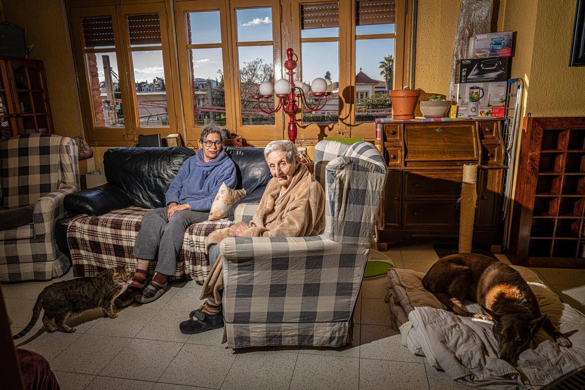 Carme Ferrer y Valentina Pascual en su vivienda que quieren derrumbar