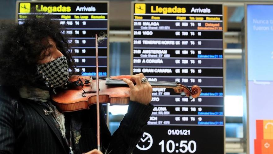 Ara Malikian ofrece una actuación en el Aeropuerto de Madrid